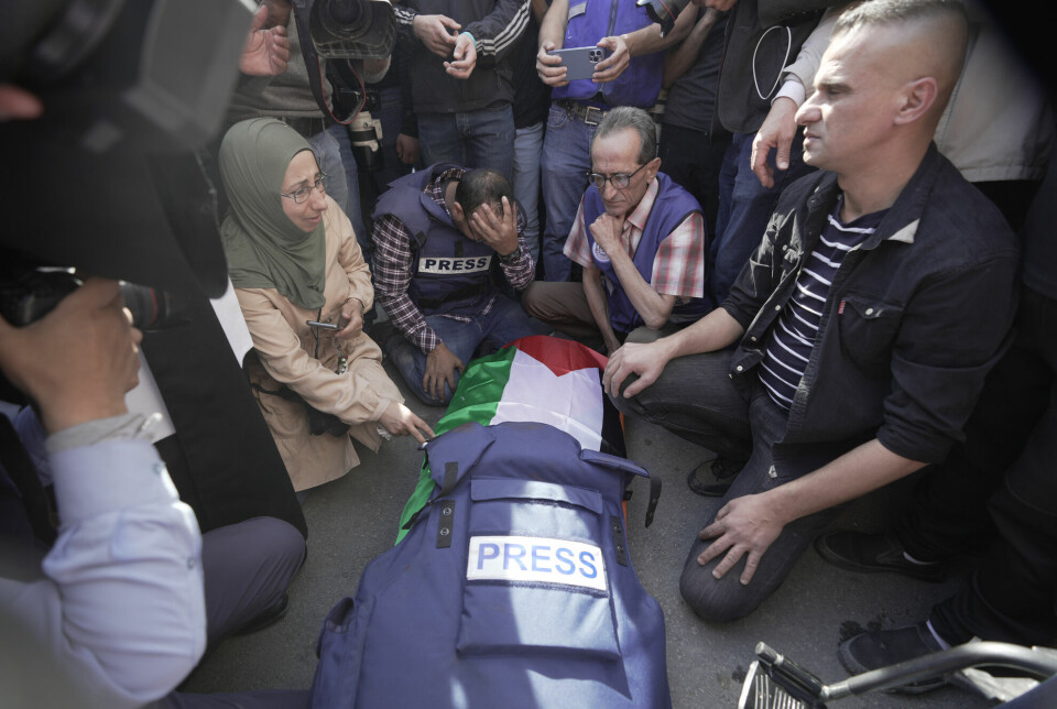 Journalistkolleger rundt det tildekkede liket etter at Shireen Abu Akleh ble skutt og drept på jobb – trolig av en israelsk soldat. På årsdagen beklaget Israels væpnede styrker den amerikansk-palestinske journalistens død.