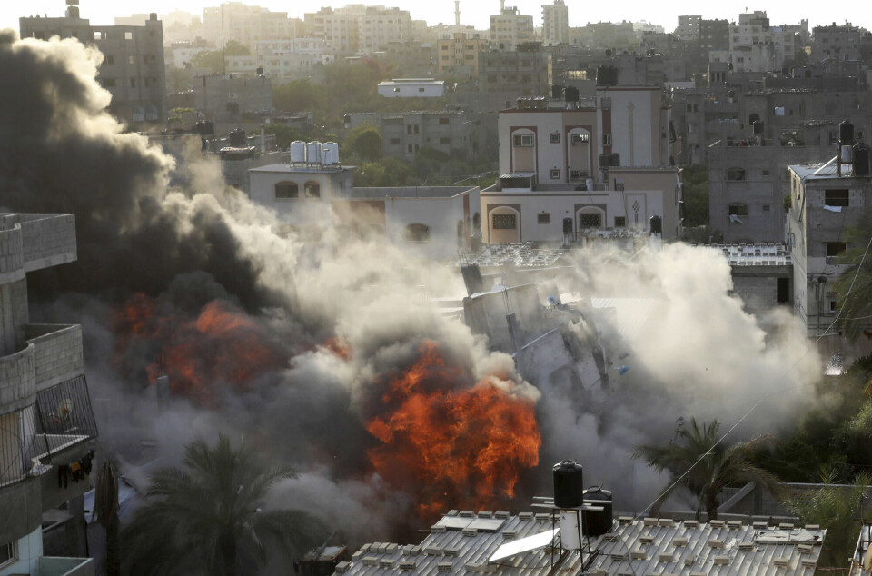 Røyk og flammer stiger opp fra en bygning som er truffet av en israelsk rakett. Ifølge nyhetsbyrået AP tilhørte bygningen et medlem av gruppen Islamsk hellig krig.