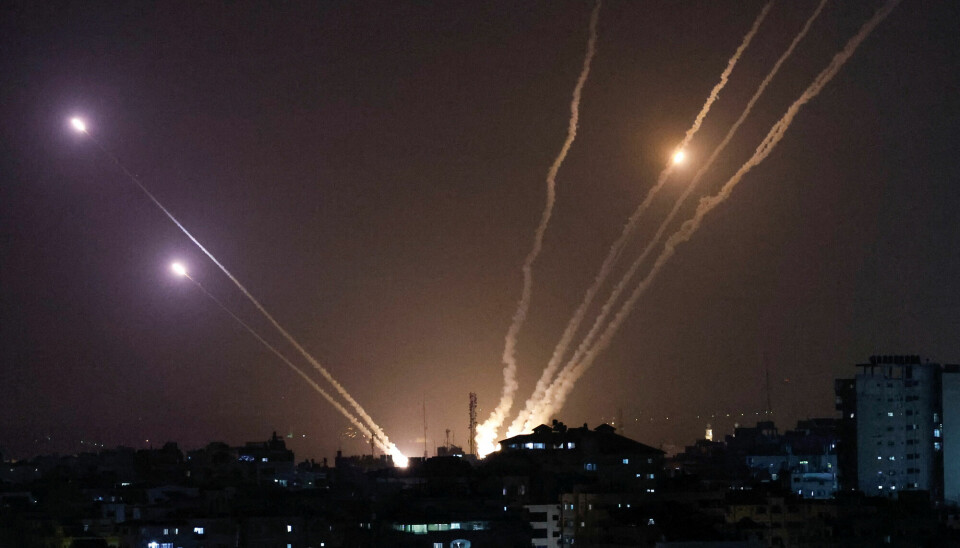 Raketter skytes fra Gaza og inn i Israel.