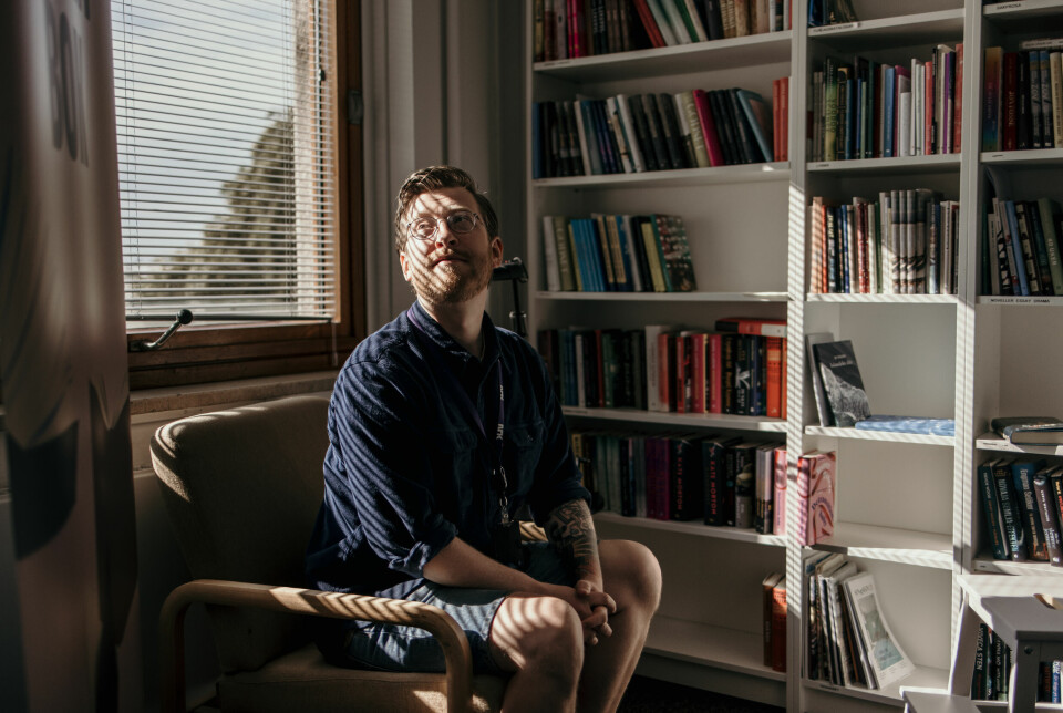 Rune Håkonsen og NRK har brukt tre år på å motbevise tanken om at anmeldelser ikke har livets rett. Her fotografert i biblioteket til bokanmelderne på Marienlyst.