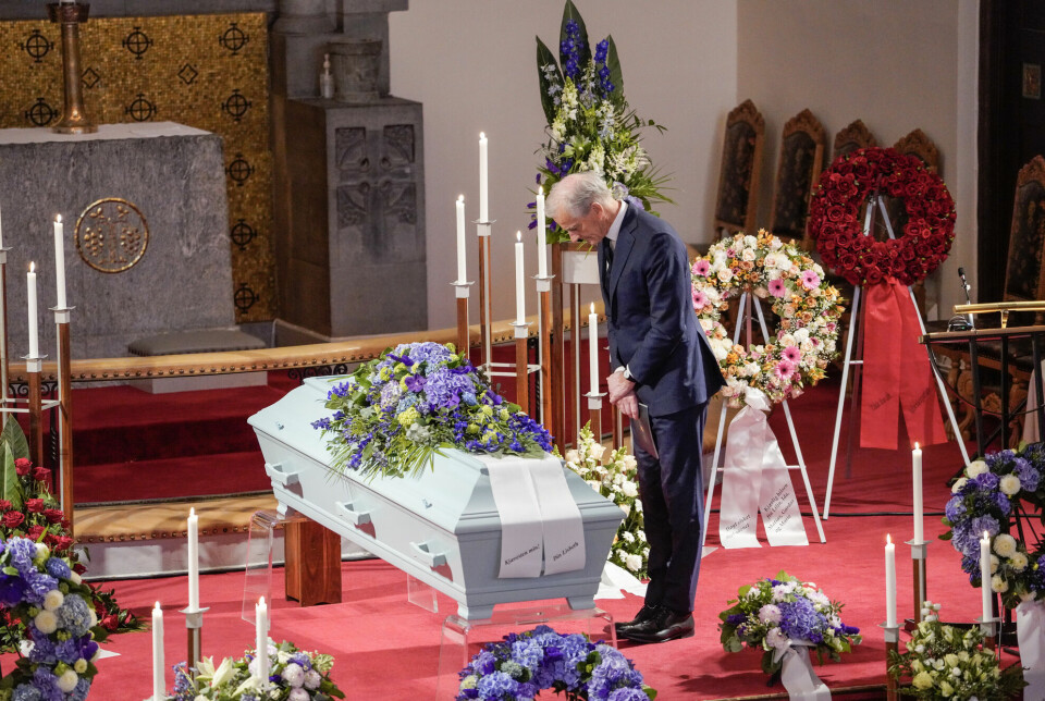 Statsminister Jonas Gahr Støre ved kisten til avdøde Arne Strand under bisettelsen i Frogner kirke torsdag.