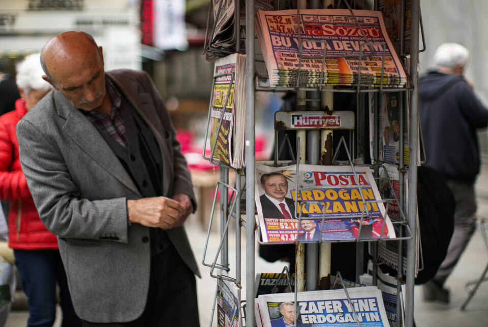 En mann leser overskriftene i tyrkiske aviser dagen etter at Erdogan ble gjenvalgt som landets president.