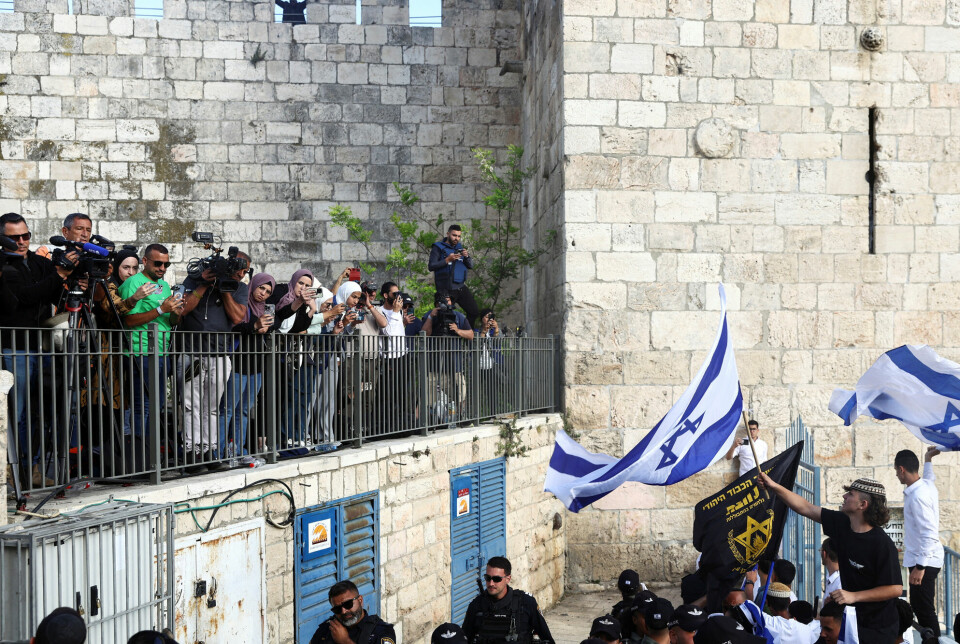 Israelere vifter med flagg og roper mot journalister under markeringen av Jerusalem-dagen 18. mai i år.