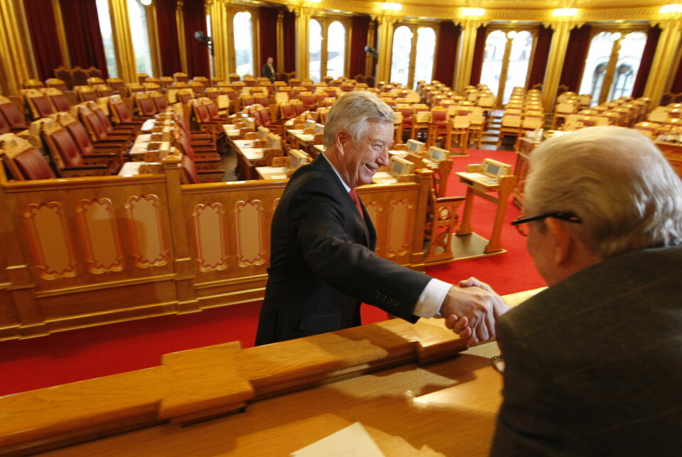 Daværende finansminister Sigbjørn Johnsen (Ap) hilser han på redaktør Arne Strand i presselosjen i Stortinget.
