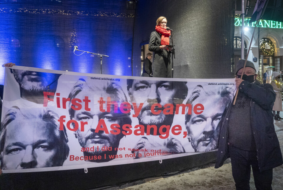 Demonstrasjoner til støtte for Assange skjer stadig vekk verden over. På bildet kulturminister Anette Trettebergstuen (Ap) i 2021.