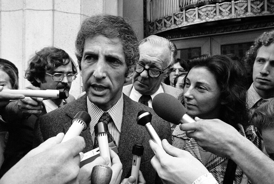 Daniel Ellsberg snakker til journalister utenfor en rettsbygning i Los Angeles i 1973.