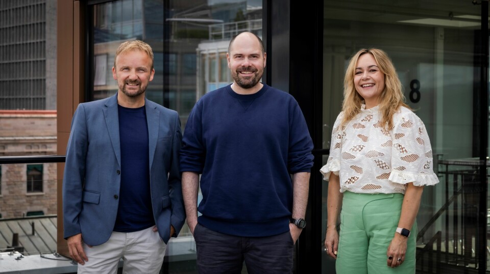 Konsernsjef Anders Opdahl (i midten) sammen med Amedias to nye konserndirektører for mediehus, Morten Nilsen og Ingrid Skogrand.