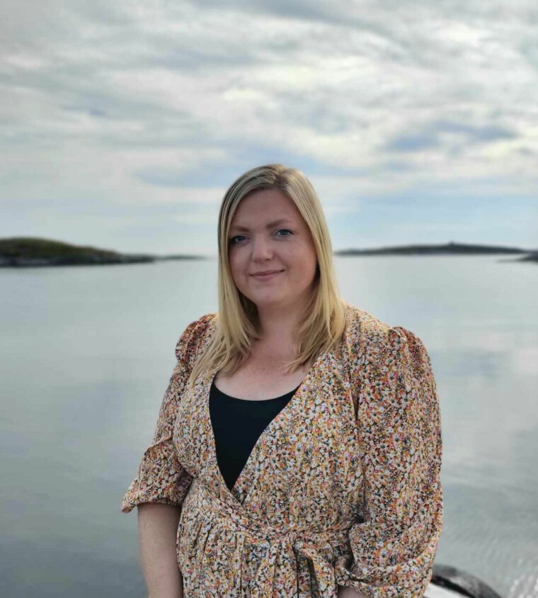 Lena Jørgensen har vært ansatt i Frøya.no siden 2014 og ble ansvarlig redaktør i 2021. Nå får hun også ansvaret for Hitra-Frøya.
