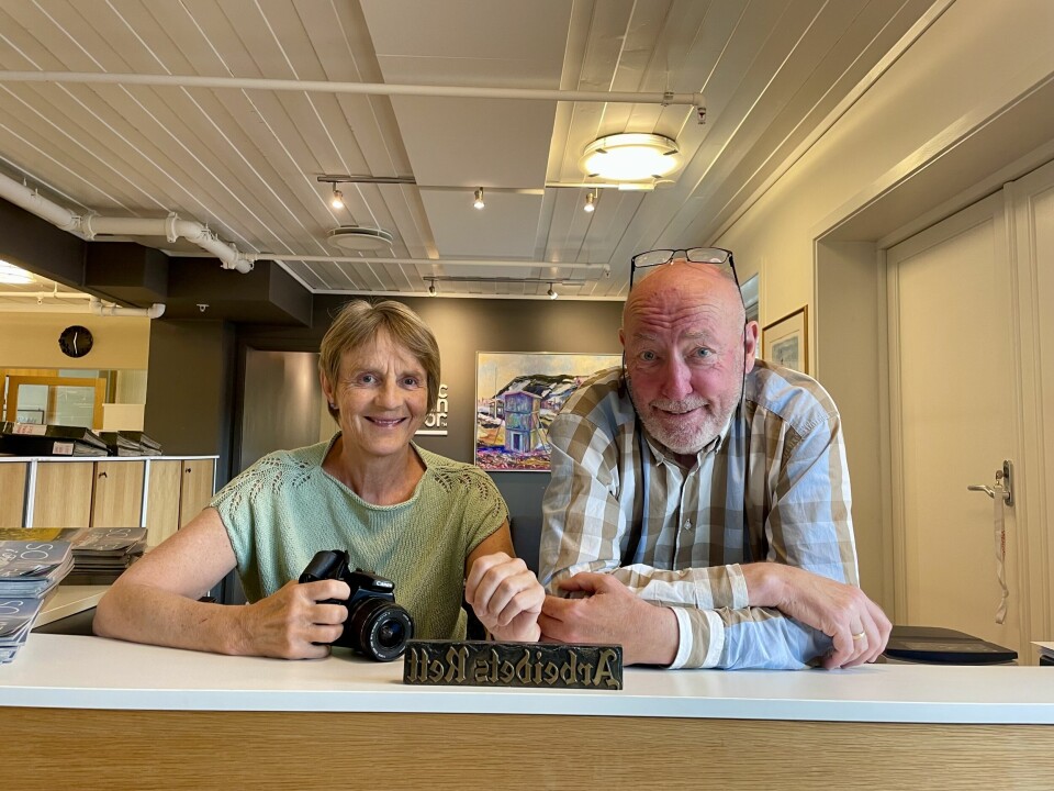 I sommer er det frilanser Ella Margrete Sundt (65) og pensjonert journalist Per Annar Holm (64) som holder hjulene igang hos lokalavisa Arbeidets Rett.