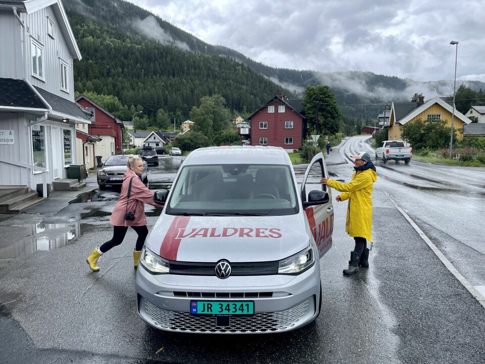 Susanne Aidensfield og Marit Beate Kasin på vei ut for Avisa Valdres for å dekke uværet «Hans»
