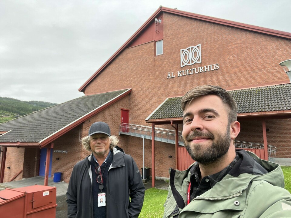 VG-fotograf Helge Mikalsen (venstre) og -journalist Joakim Viland ved kulturhuset i Ål som blir brukt som evakueringssenter etter at «Hans» herjet i kommunen.