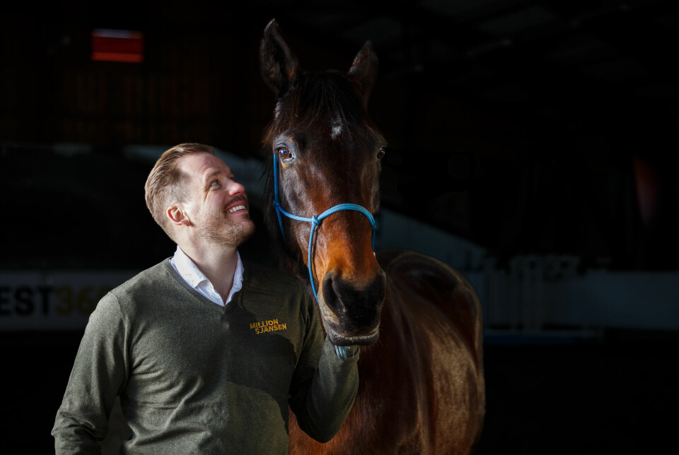 Kjetil Jansrud er Rikstotos ambassadør for hestespillet V75 Millionsjansen, og gjestet en nå PFU-innklaget sending fra Oslo Grand Prix.