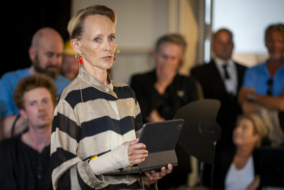 Laila Bertheussen åpnet sin utstilling «Public Enemy» kuratert av Morten Traavik i Arendal. NRK droppet nyhetsdekning av åpningen tirsdag.