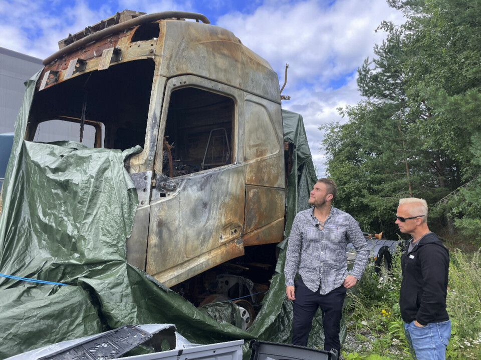 Jonas Henriksen viser «Avhørt»-programleder Stein Morten Lier rester fra den oppbrente betongbilen hans.