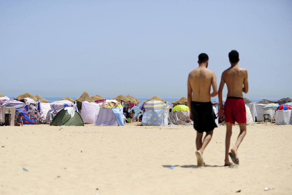 Illustrasjonsbilde: To menn i La Goulette-stranden i Tunisia, sommeren 2023.