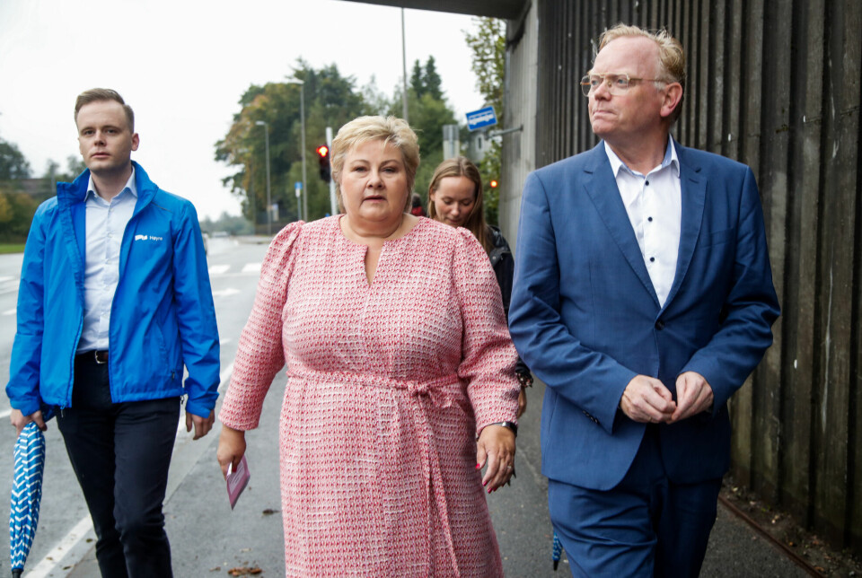 I bakgrunnen: Høyres pressesjef Cato Husabø Fossen var med da Erna Solberg stemte under årets valg.