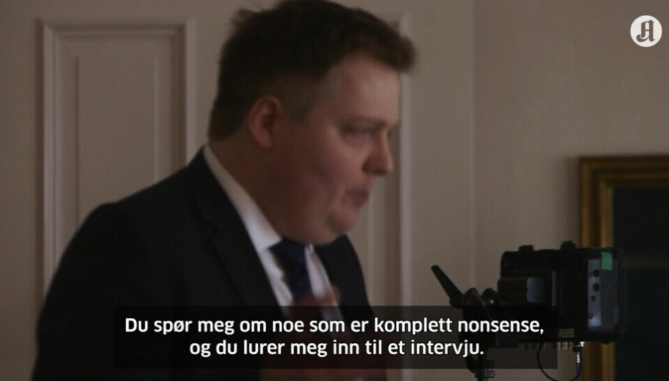 Islands tidligere statsminister Sigmundur Davíð Gunnlaugsson går fra intervjuet med SVT.