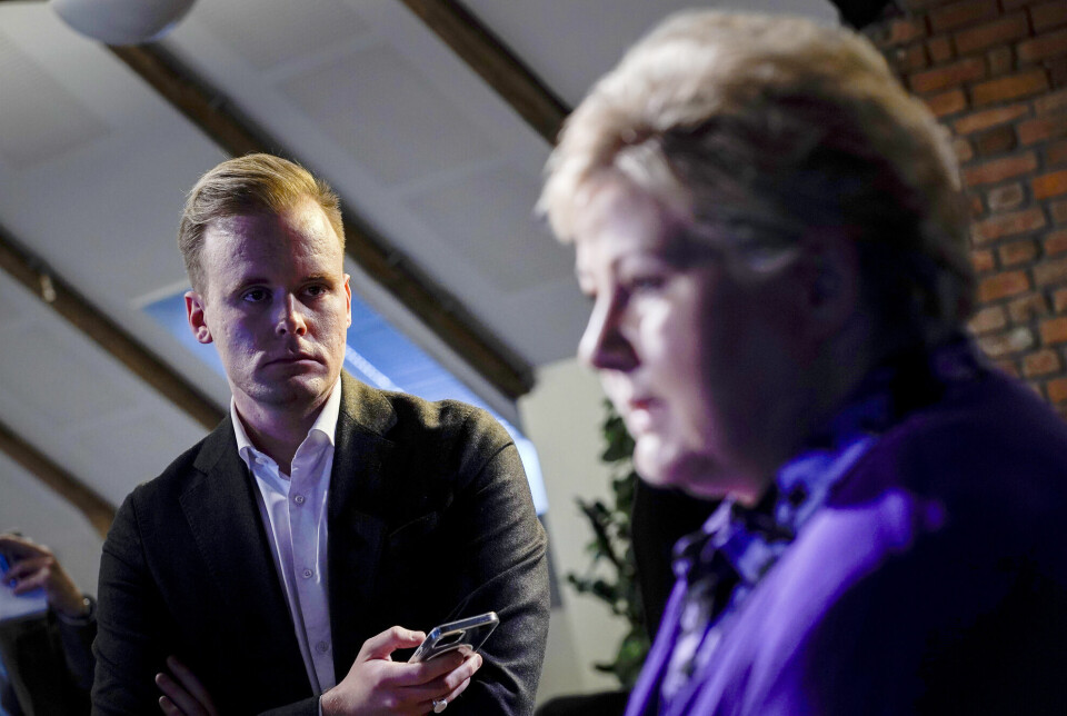 Pressesjef Cato Husabø Fossen og Høyre-leder Erna Solberg etter pressekonferansen fredag forrige uke da hun orientere om ektemannen Sindre Finnes' aksjehandel i årene hun var statsminister.