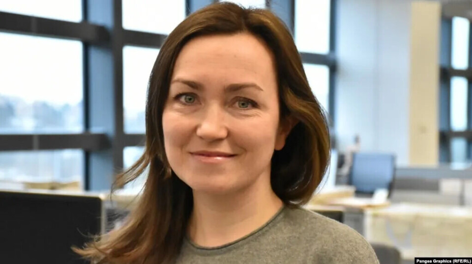 Alsu Kurmasjeva ble pågrepet og siktet for ikke å ha registrert seg som utenlandsk agent. Nå er hun dømt for å spre «falske» nyheter.