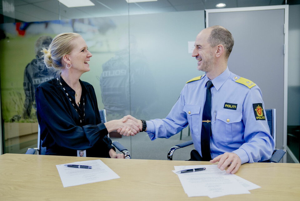 NTBs sjefredaktør Tina Mari Flem og Torgeir Haugen, seksjonssjef for politioperativ seksjon i Politidirektoratet, signerer ny samarbeidsavtale.