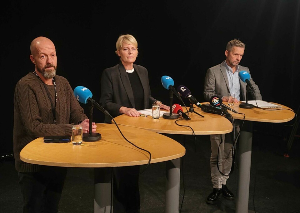 Etikkredaktør Per Arne Kalbakk (f.v.), kringkastingssjef Vibeke Fürst Haugen og distriktsdirektør Marius Lillelien holdt pressebriefen der NRK kunngjorde at serien ikke skulle bli publisert igjen.