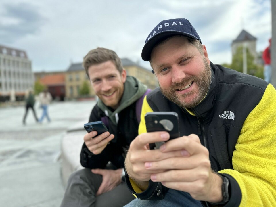 Forfatter Mike Stilson og podkaster Sven Bisgaard Sundet tar farvel med mobilene sine. Foto: Lars O. Skjønberg/NRK