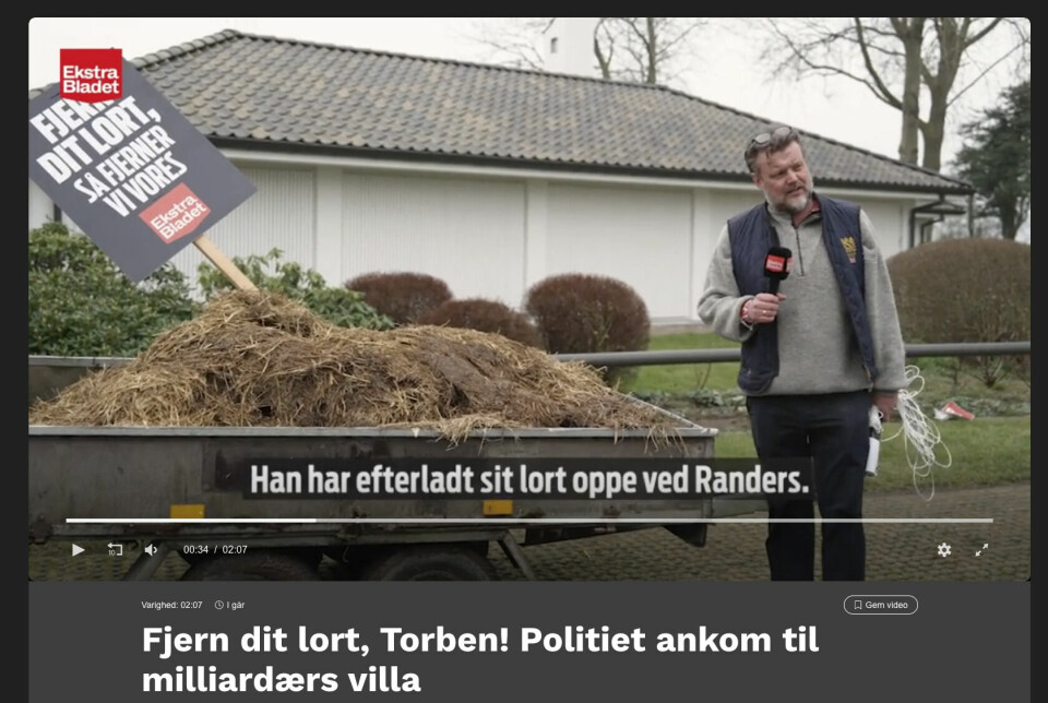 Den danske tabloiden Ekstra Bladet dumpet en hel henger med hestemøkk foran Nordic Waste-eierens hus.