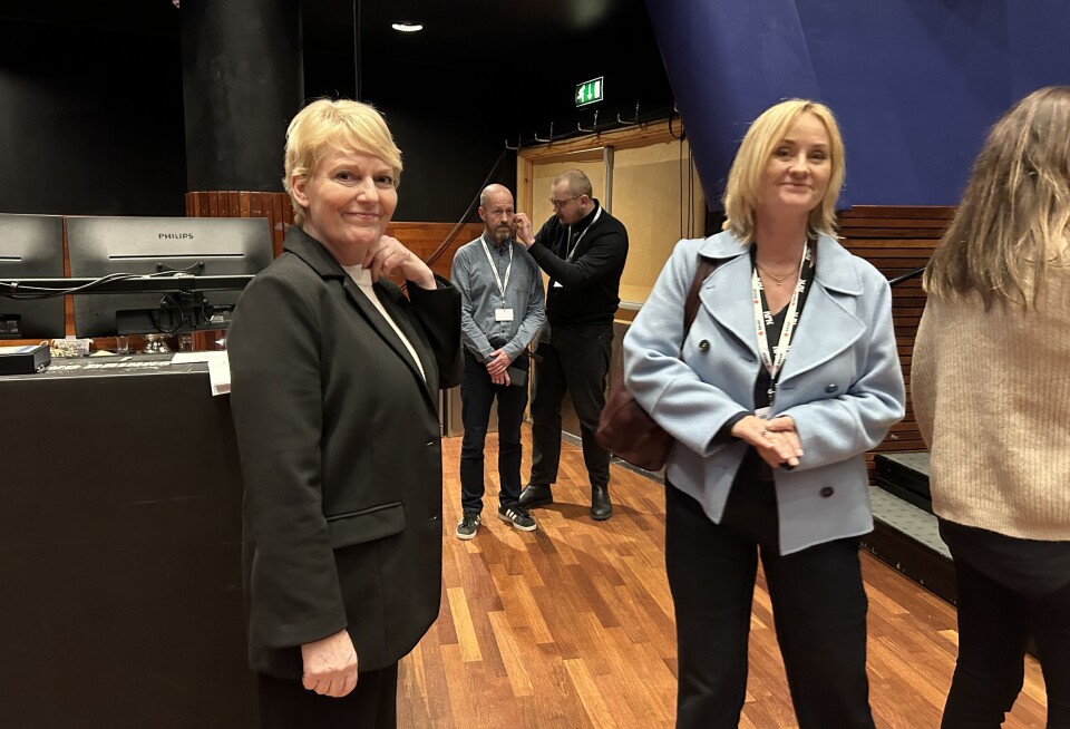 Kringkastingssjef Vibeke Fürst Haugen sammen Hege Duckert før fremleggingen på Skup i dag. I bakgrunnen etikkredaktør Per Arne Kalbakk. Skup 2024
