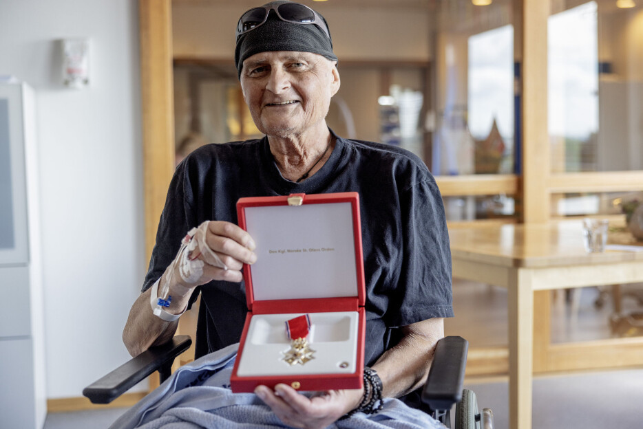 Her utnevnes han til ridder av 1. klasse