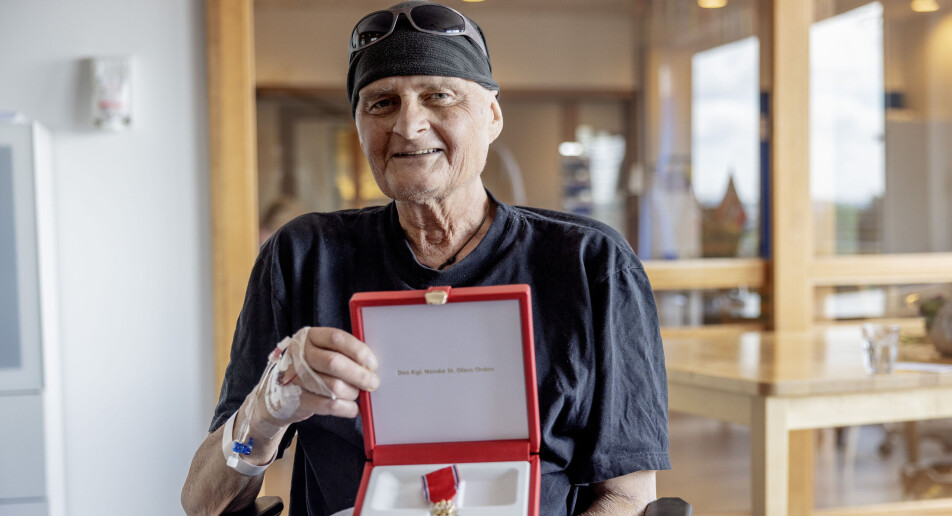 Her utnevnes han til ridder av 1. klasse