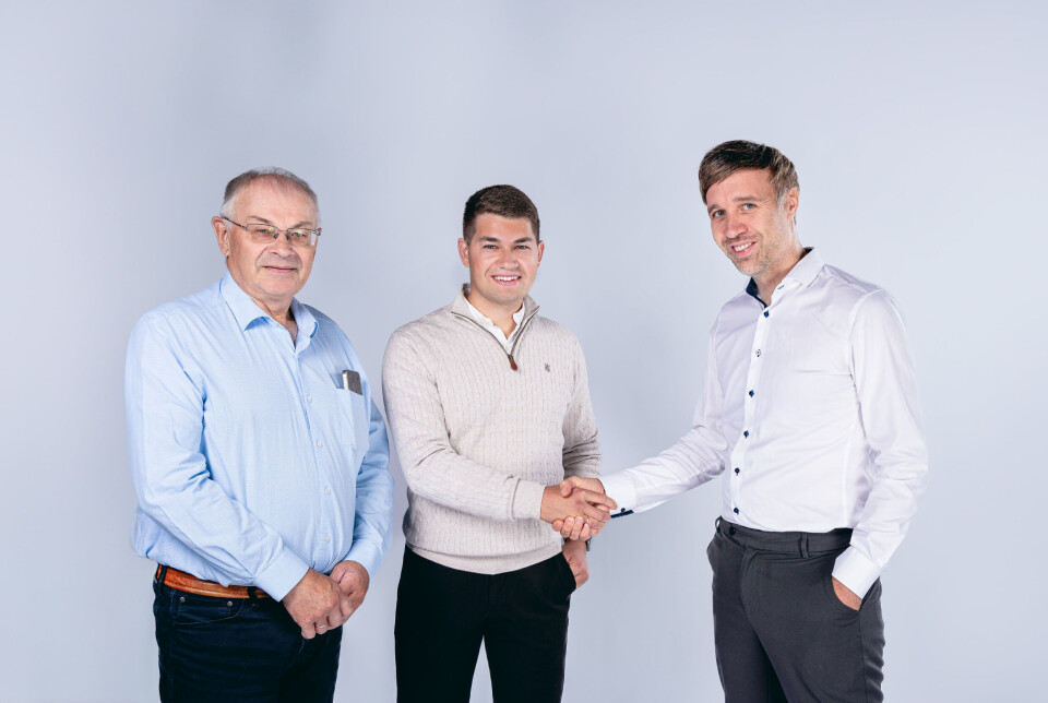 Ansvarlig redaktør i Finnmark, Arne Reginiussen (t.h.), ønsker Kronstadposten velkommen til Amedia. Tom Erik Nilsen (i midten) fortsetter som aksjonær og redaktør. Håkon Nilsen har solgt sine aksjer i avisa.