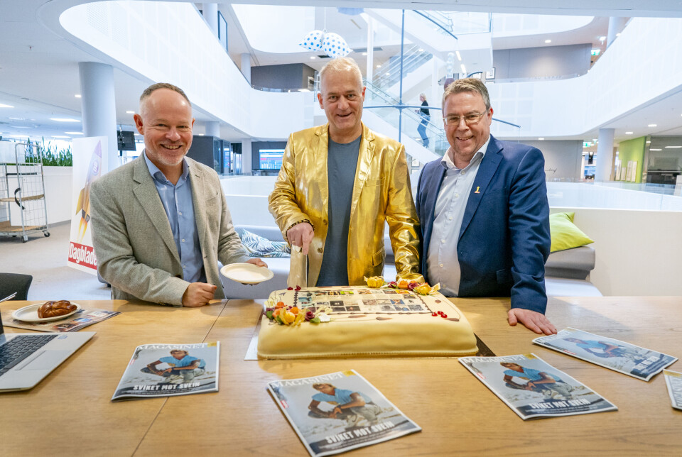 F.v. Bjørn Carlsen, Roy Wahlstrøm og Frode Hansen med den spesialdesignede bløtkaken.