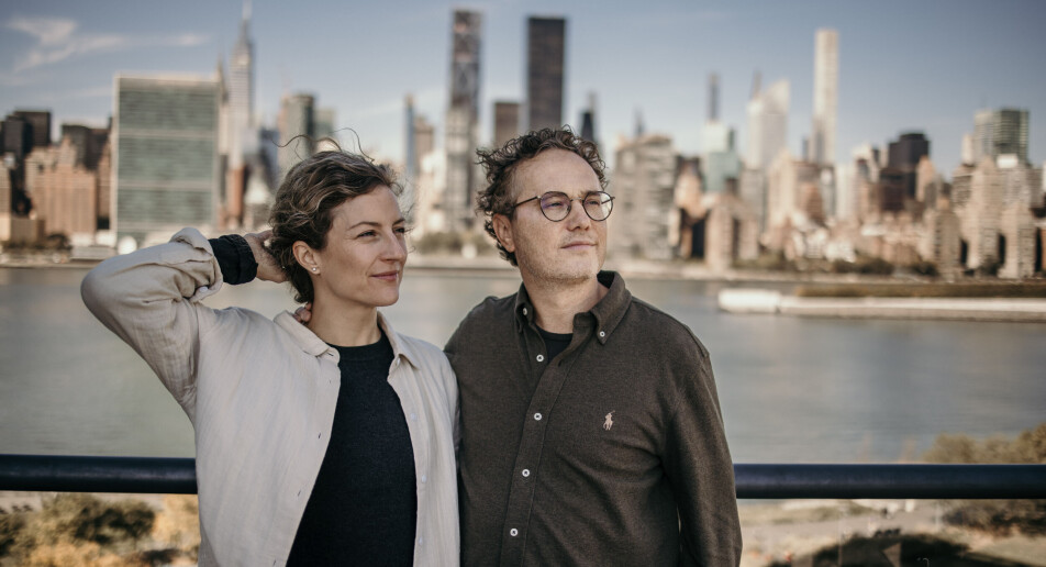 VG-paret balanserer småbarnsliv med USA-jobb, men til valginnspurten har de flydd inn bestemor