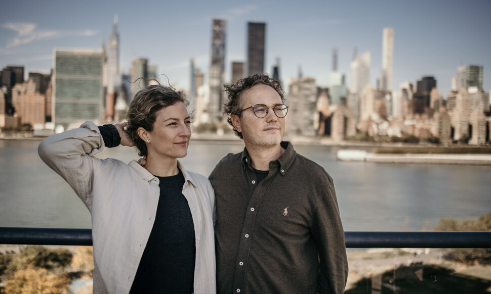 VG-paret balanserer småbarnsliv med USA-jobb, men til valginnspurten har de flydd inn bestemor