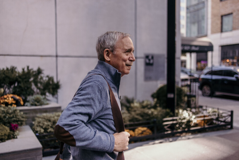 Han overvåker høyrevridd media for lesere på venstresiden