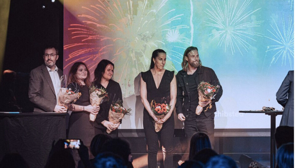 Delegasjonen fra VG på scenen og mottar prisen for beste innovasjon for Drapsoversikten. Fra venstre: Øyvind Engan, Hilde Kristine Misje, Marianne Vikås, Christina Quist og Jonas Nilsson.