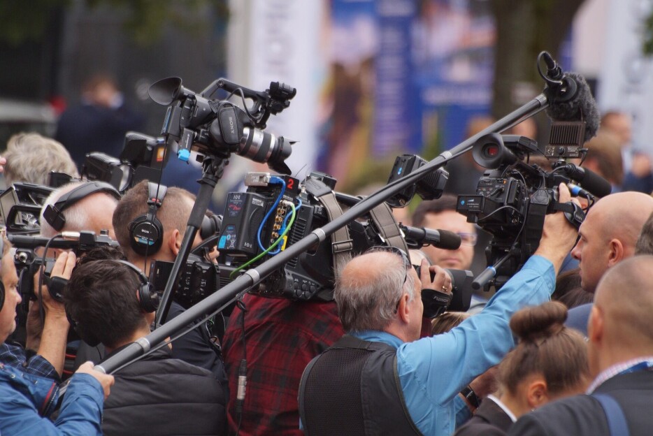 Megafonjournalistikkens fallitt – og veien tilbake til det varsommes yrke
