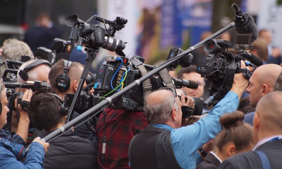 Megafonjournalistikkens fallitt – og veien tilbake til det varsommes yrke