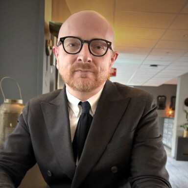 Mads Brügger mener den største trusselen mot mediene begynner med bokstaven «p»