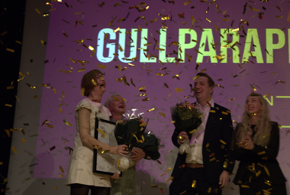 Tonje Aursland, Kjersti Mjør og Arve Stigen tar imot Gullparaplyen.