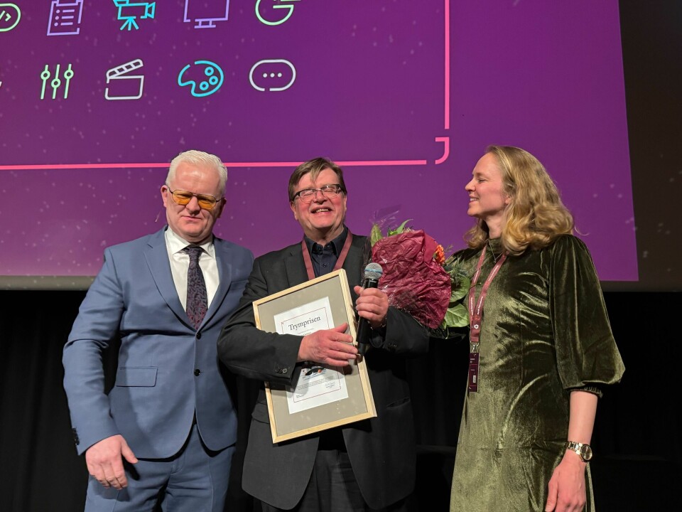 Rolf Johansen får Trymprisen av Dag Idar Tryggestad og Margrethe Håland Solheim.