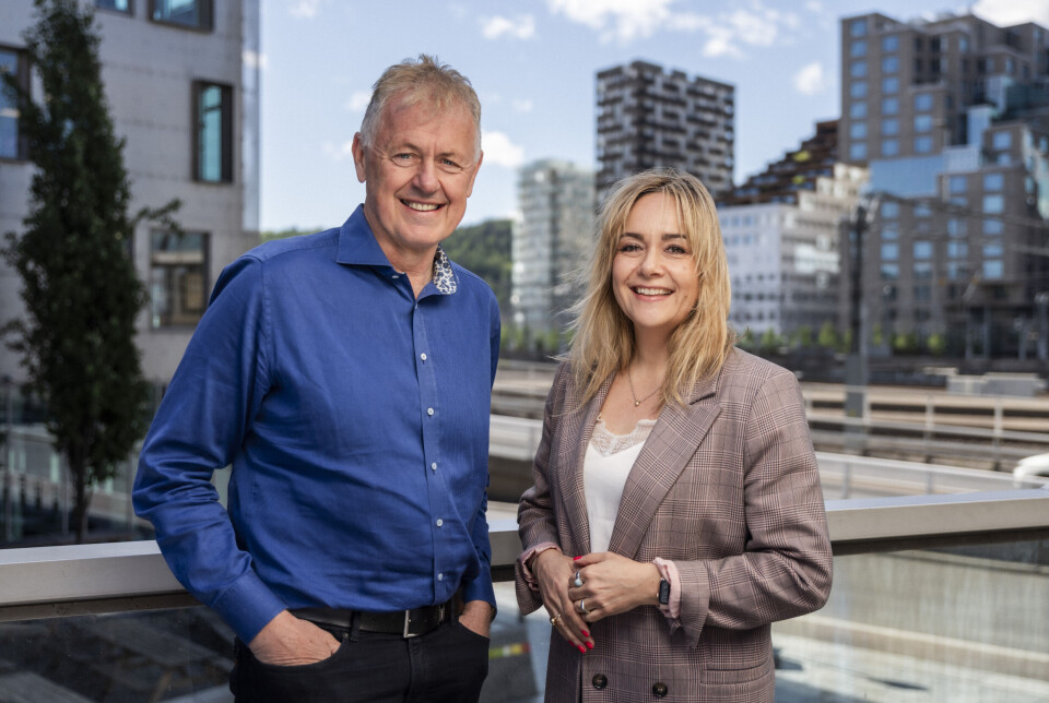 Ingrid Skogrand, konserndirektør for nyhetsmedier, her sammen med Nettavisen-sjef Gunnar Stavrum.