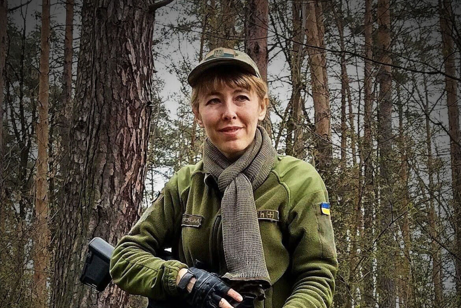 Da krigen startet valgte Olena bort journalistikken. Hun ble skarpskytter